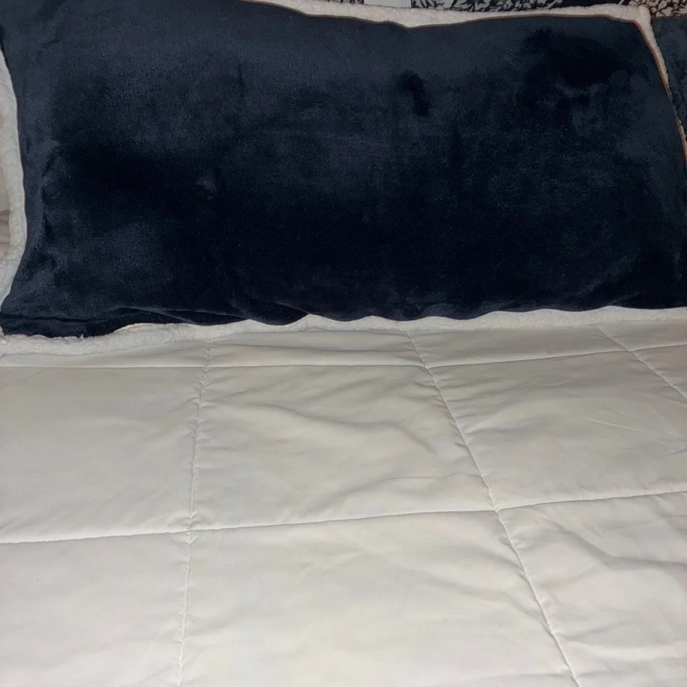 1‎ UGG Navy and Cream King Size pillow cover Preowned. Good Condition.